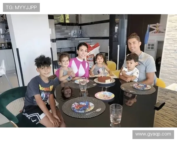 总裁的温馨时光乔治娜分享C罗与孩子们的幸福瞬间